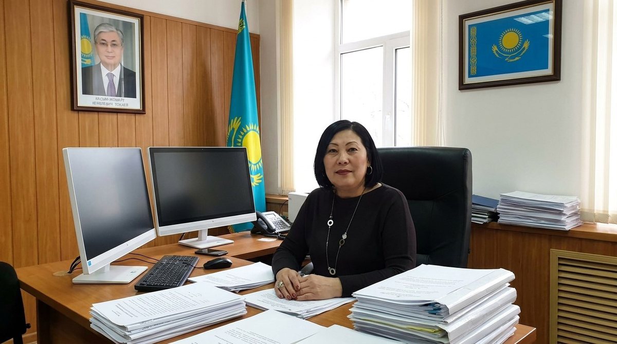 Гульбаршин Наубетовна Кенжегалиева в своём рабочем кабинете